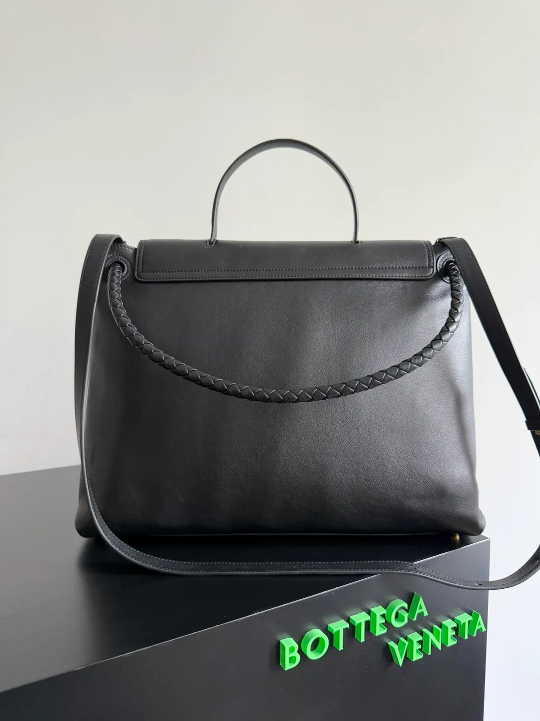 Batch 3160 BottegaVeneta Latest Ciao Ciao Bag Silky cowhide two-way flap handbag with signature twist detail, hidden hook closure, flap can be fastened to the front or attached to the INTRECCIATO woven internal pocket, comes with an adjustable and removable crossbody strap, internal compartment, and also features a zippered pocket. The surprise flap has various shapes. Style 1 - Cover the bag surface, exposing the knot and knot decoration. Style 2 - Place the flap inside the bag. A buckle is also designed. Style 3 - The U-shaped position of the top handle in the hand bag. Style No.: 826195 Size: 42*32*15cm